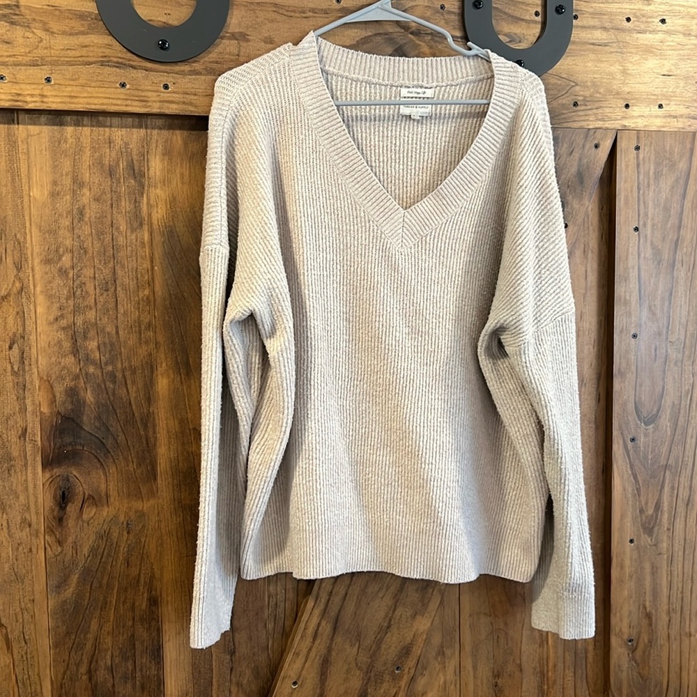 Neutral sweater, for casual, comfy or workwear, very versatile